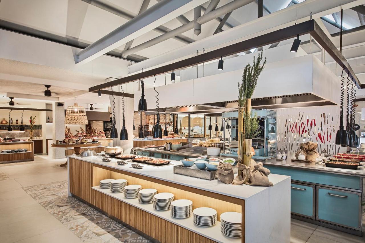 Constance Belle Mare Plage Экстерьер фото The buffet at the hotel