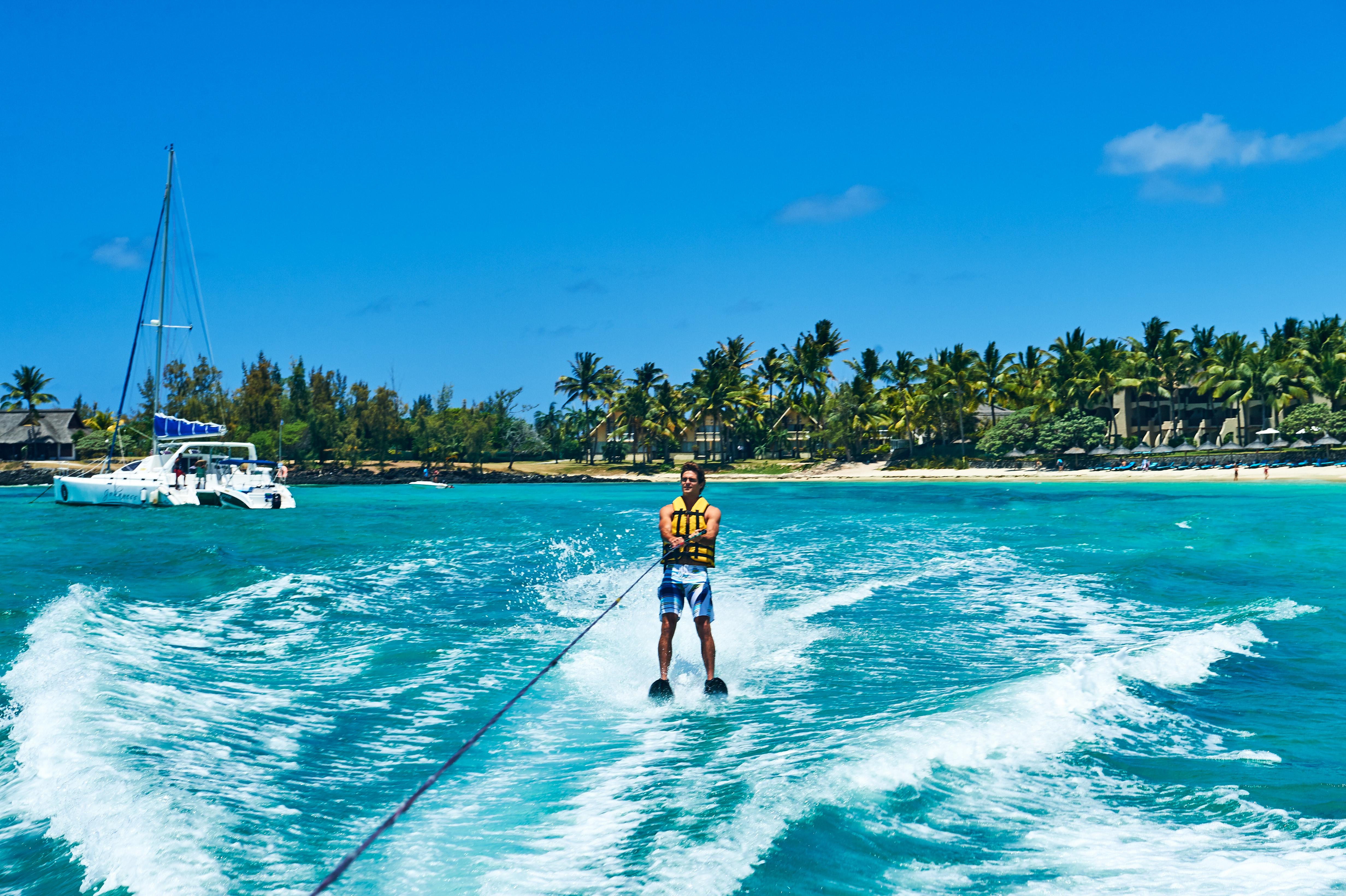 Constance Belle Mare Plage Экстерьер фото A man waterskiing in Bermuda