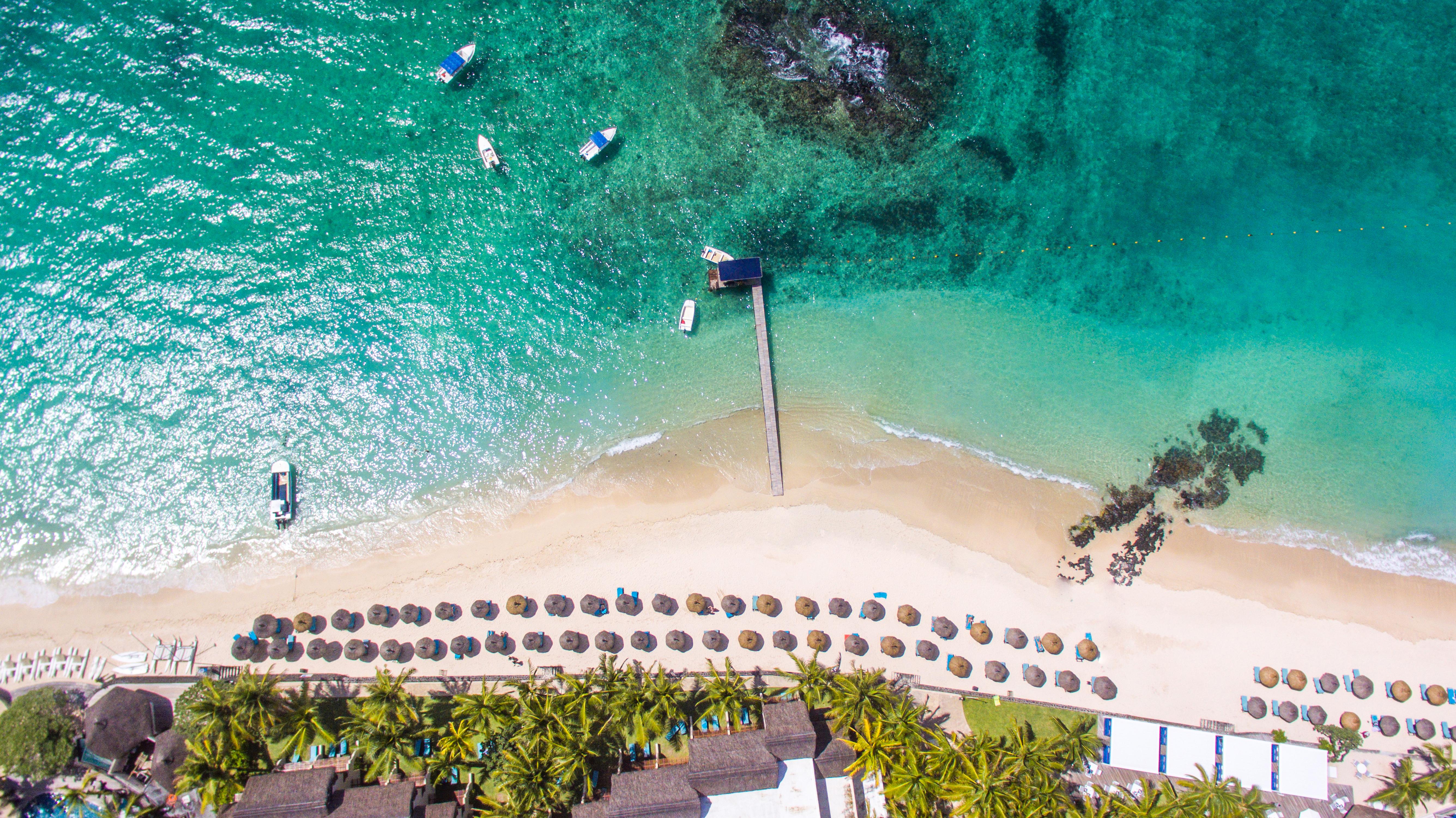 Constance Belle Mare Plage Экстерьер фото Aerial view of the beach at the resort