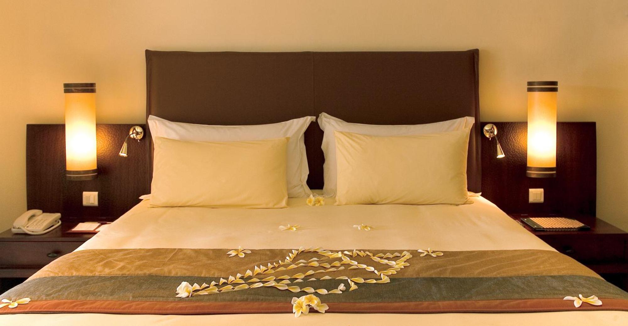 Constance Belle Mare Plage Номер фото A bed with a heart made of rose petals