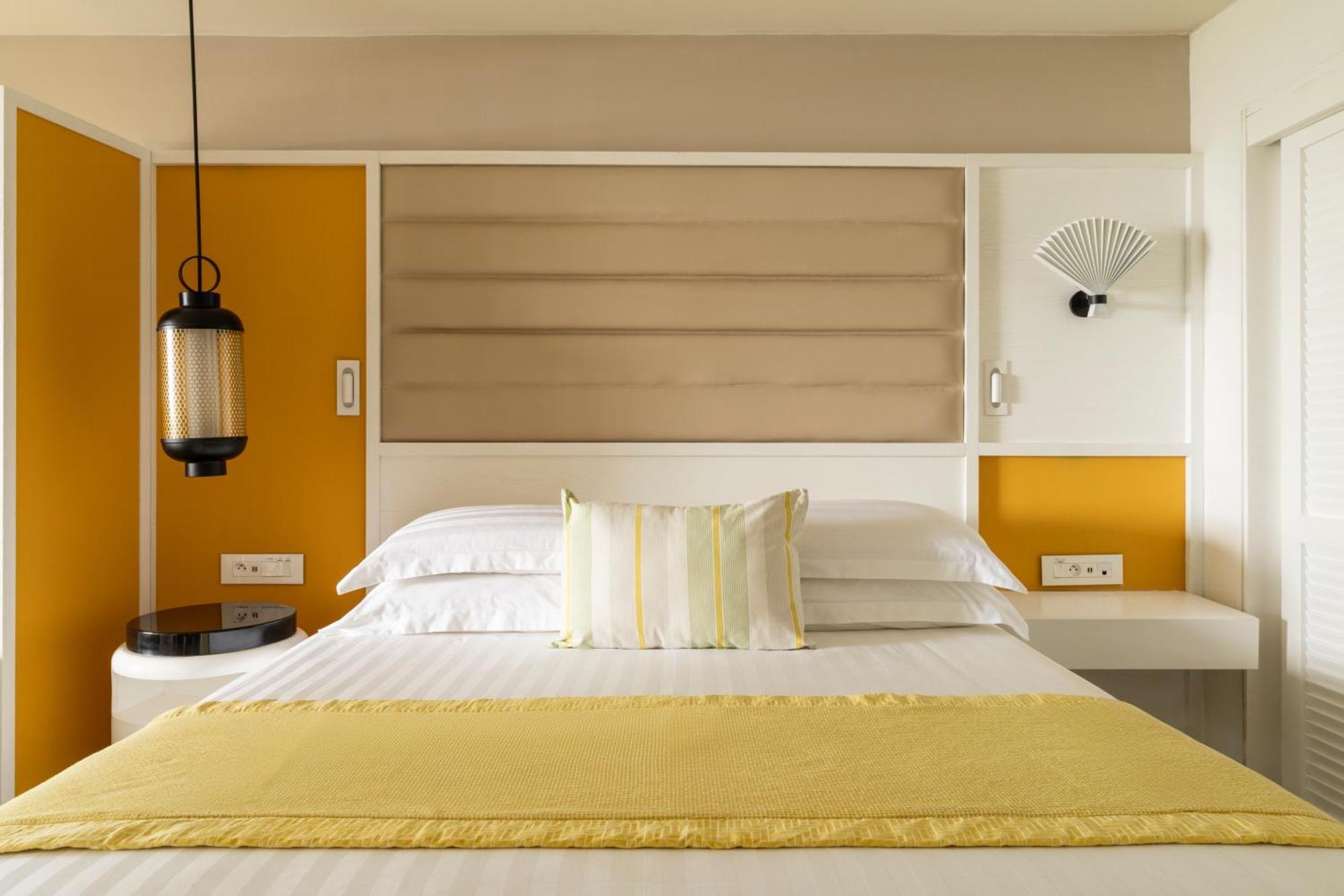 Constance Belle Mare Plage Экстерьер фото A bedroom at the Taj Bengal